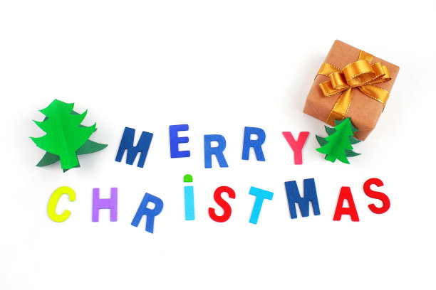 用玩具字母写的圣诞快乐，并在白色的背景上装饰装饰品图片下载