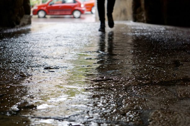 雨中漫步图片下载