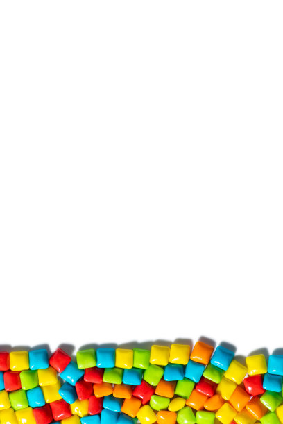 糖果。彩色糖果在底部的白色背景顶视图框架复制空间。口香糖和糖霜都散了。空间的文本。垂直图图片下载
