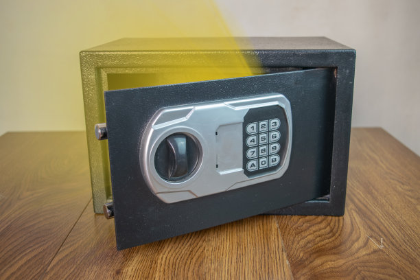 安全闪烁着金色的光芒。财富的概念图片下载