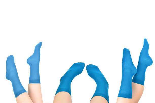 穿蓝袜子的女人孤立在白色背景下。前视图。图片下载