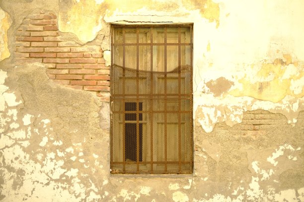 废弃的房子里的旧窗户图片下载