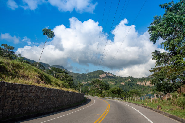哥伦比亚乡村的柏油路景观图片下载