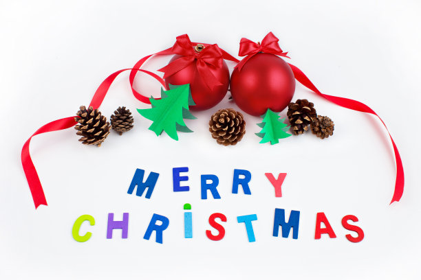 用玩具字母写的圣诞快乐，并在白色的背景上装饰装饰品图片下载