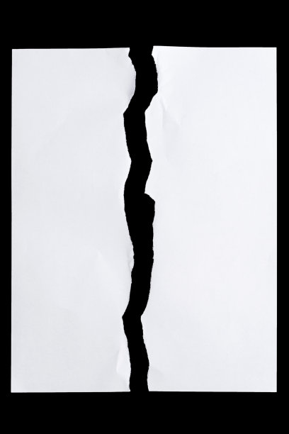 撕破的白纸孤立在黑色的背景上图片下载