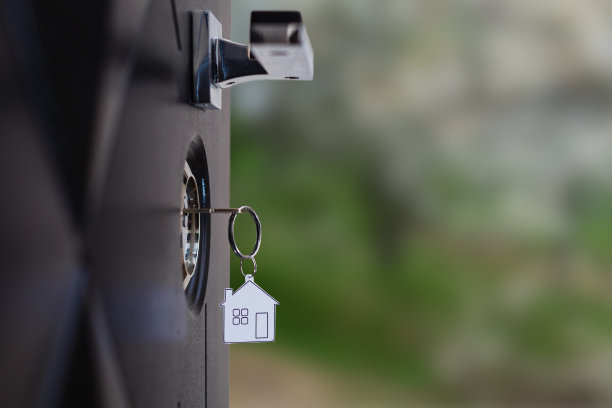 钥匙插在锁上，上面有房子的标志图片下载