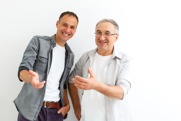 年长的父亲和成年的儿子孤立在白色背景图片下载