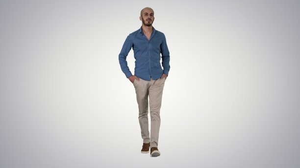 英俊的年轻阿拉伯人穿着休闲服装走路，putti图片下载