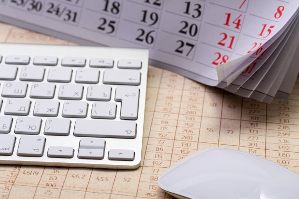 一个办公台职员的办公室图片下载