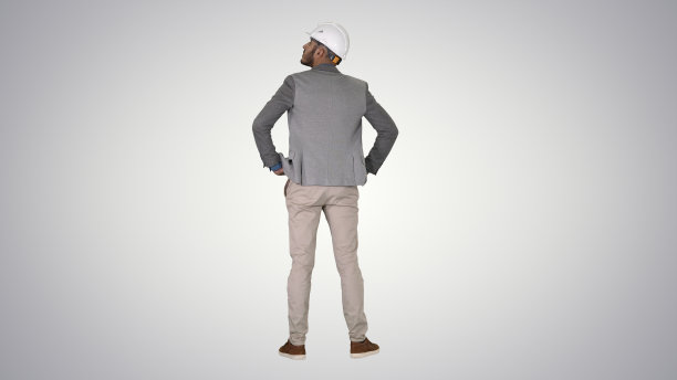 工程师站在渐变背景上环顾四周图片下载