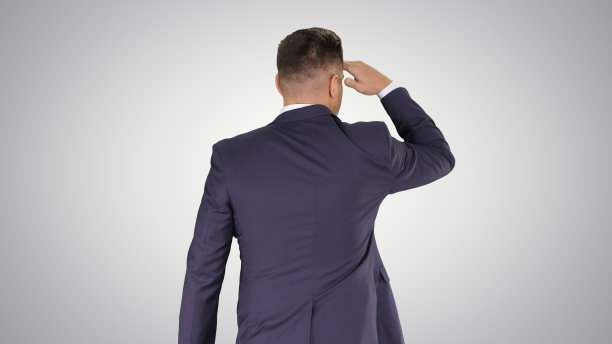 商人走着，看着远处的梯度背景图片下载