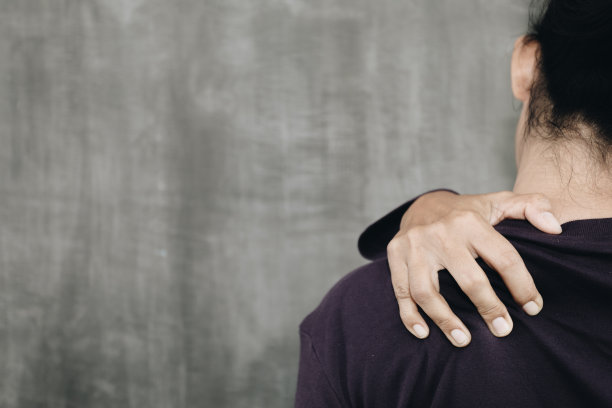 颈部疼痛的年轻亚洲女性图片下载