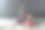 光着脚、戴着黑色太阳镜的可爱金发小女孩坐在一个紫罗兰色的行李箱上，等待着暑假去国外旅游。图片下载
