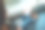 一个女人拿着手机和空白的桌面屏幕，喝着咖啡，坐在地板上图片下载