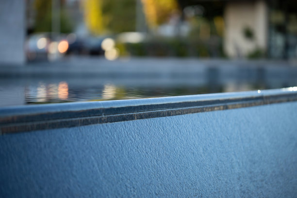 水溢出水雕塑的边缘。图片下载