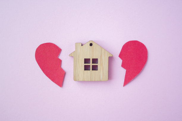 DivorceÐ±划分财产、贫穷和无钱的概念。带着破碎的心的木头房子在明亮的粉红色背景上。抵押贷款、租赁、房地产经纪人图片下载