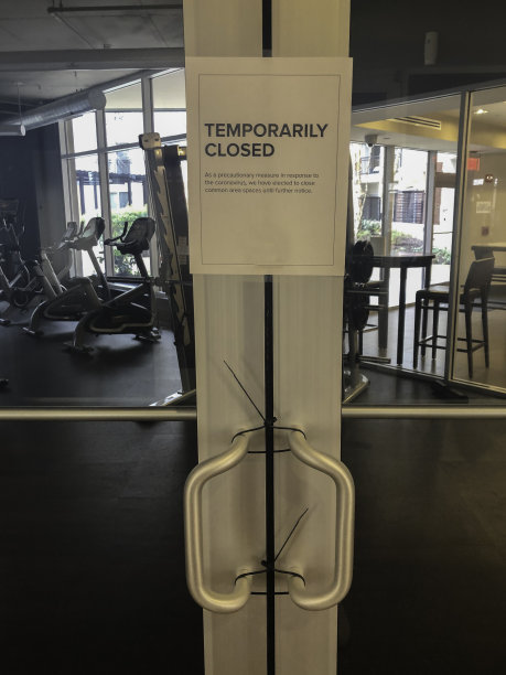 临时关闭的体育馆信息封锁了入口的门。图片下载