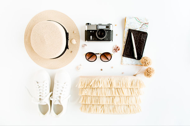 女人时尚旅游。草帽，包配件，运动鞋，复古相机，太阳镜。平的。俯视图图片下载
