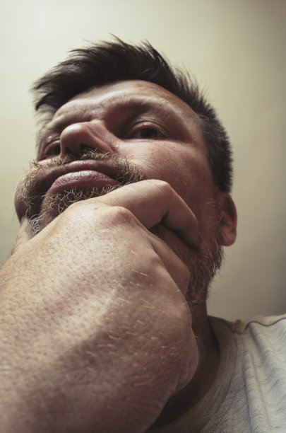 一幅不寻常的长胡子成年男子的肖像。图片下载