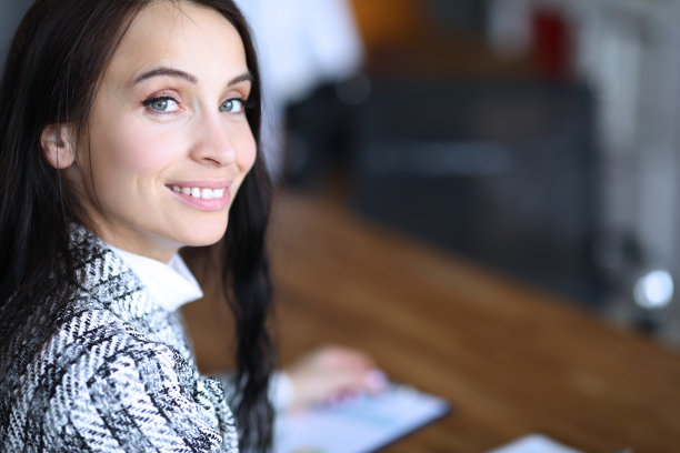 快乐开朗的公司员工图片下载