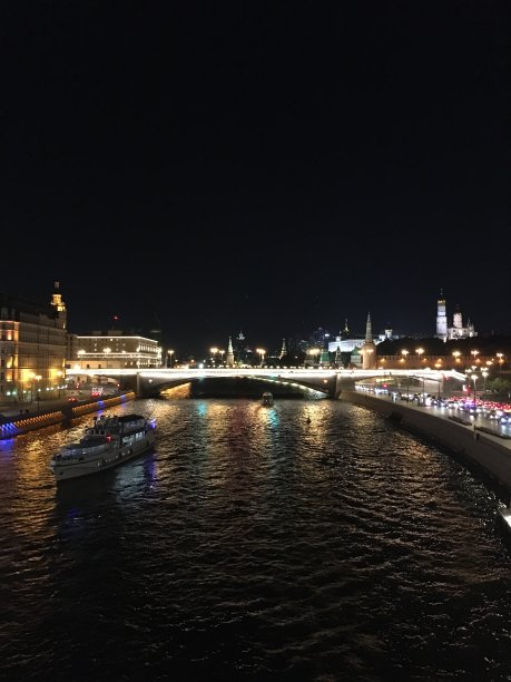 莫斯科河堤附近克里姆林宫和基督救世主大教堂在晚上在莫斯科，俄罗斯。图片下载