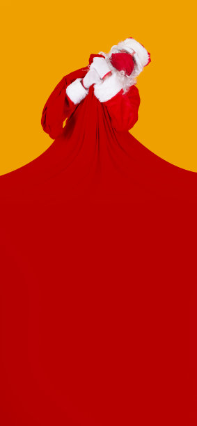 圣诞老人拉着巨大的礼物袋子，可以很容易地变成一个旗帜孤立的白色背景与复制空间图片下载