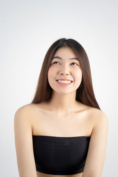 肖像美丽的亚洲女性化妆化妆，女孩的手触摸脸颊和迷人的微笑，美丽的脸完美与健康隔离在白色的背景与皮肤保健概念。图片下载