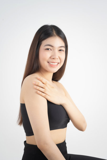 肖像美丽的亚洲女性化妆化妆，女孩的手触摸脸颊和迷人的微笑，美丽的脸完美与健康隔离在白色的背景与皮肤保健概念。图片下载