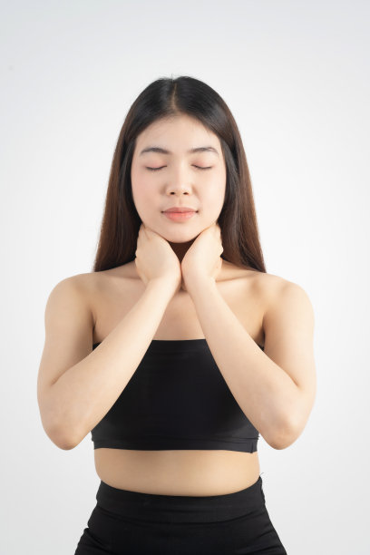 肖像美丽的亚洲女性化妆化妆，女孩的手触摸脸颊和迷人的微笑，美丽的脸完美与健康隔离在白色的背景与皮肤保健概念。图片下载