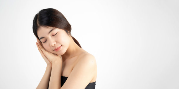 肖像美丽的亚洲女性化妆化妆，女孩的手触摸脸颊和迷人的微笑，美丽的脸完美与健康隔离在白色的背景与皮肤保健概念。图片下载