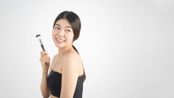 肖像美丽的亚洲女性化妆化妆，女孩的手触摸脸颊和迷人的微笑，美丽的脸完美与健康隔离在白色的背景与皮肤保健概念。图片下载