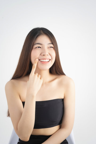 肖像美丽的亚洲女性化妆化妆，女孩的手触摸脸颊和迷人的微笑，美丽的脸完美与健康隔离在白色的背景与皮肤保健概念。图片下载