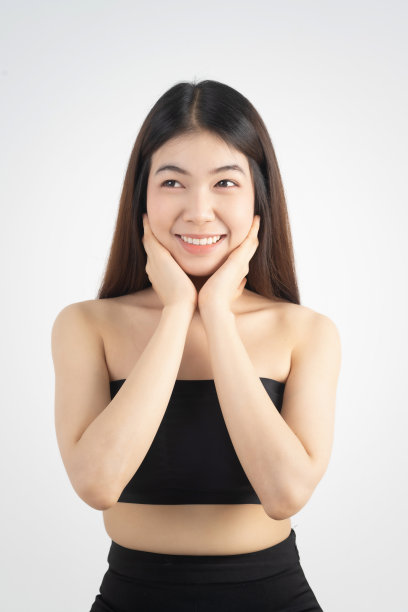 肖像美丽的亚洲女性化妆化妆，女孩的手触摸脸颊和迷人的微笑，美丽的脸完美与健康隔离在白色的背景与皮肤保健概念。图片下载