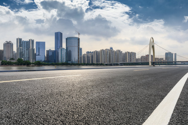 广州城市天际线和建筑物有柏油路。图片下载