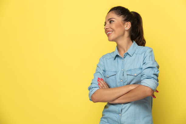 幸福随意女人合十笑图片下载