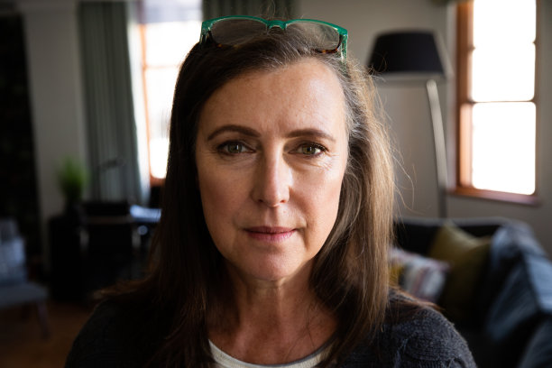 家中妇女的肖像图片下载