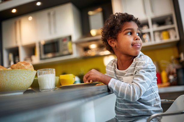小女孩在厨房吃饭图片下载