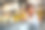 小女孩在厨房吃饭图片下载