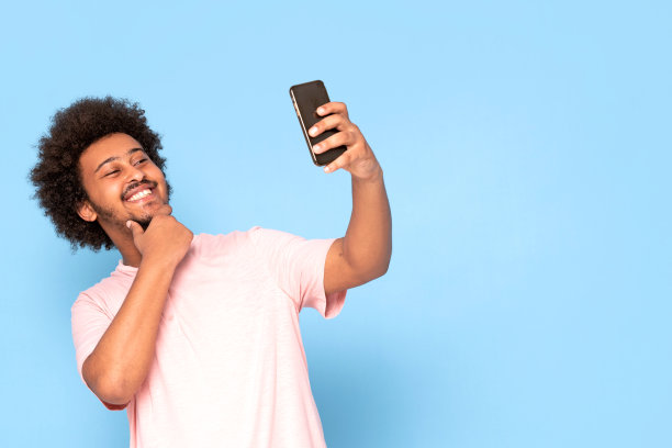 一个非洲人在用手机。图片下载