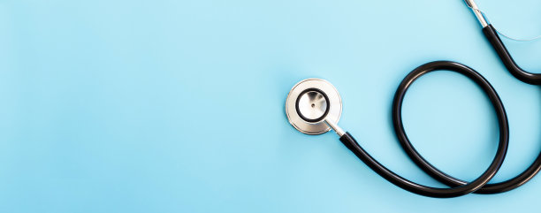 听诊器孤立，蓝色背景，俯视图。医疗保健理念。图片下载