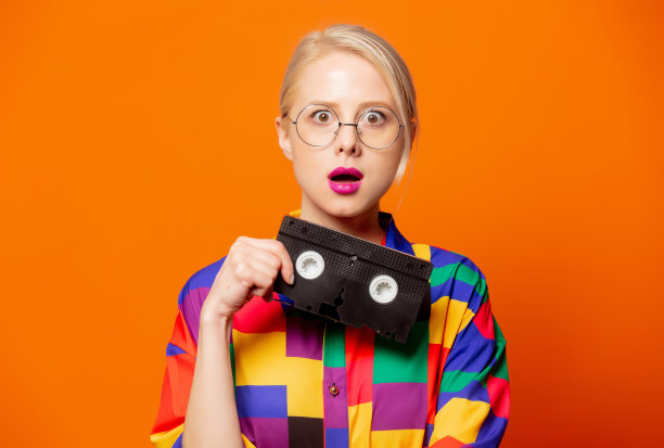 90年代风格的金发衬衫和眼镜与VHS类型图片下载