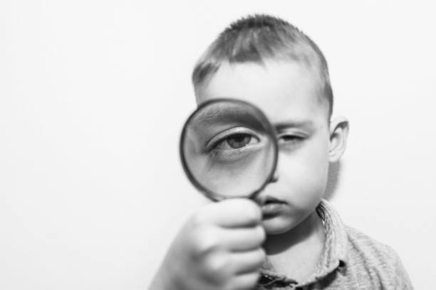 一个孩子用放大镜看东西图片下载
