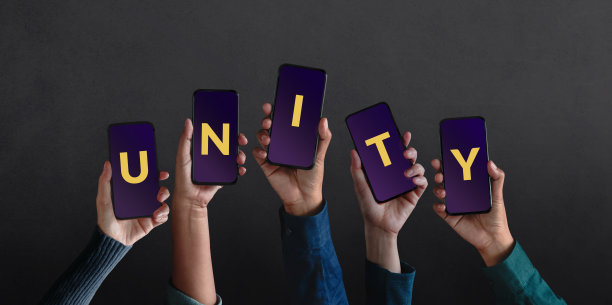 统一的概念。一群人在智能手机上制作统一文本。通过社交媒体的在线社区的力量。团队合作，伙伴关系或人类社会一起做某事图片下载