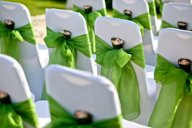 婚礼期间院子里摆放的白色椅子图片下载