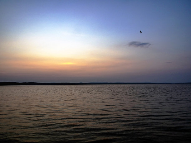 夕阳橙色的太阳在湖面上，秋天图片下载
