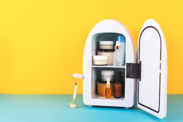 黄色和蓝色背景的迷你冰箱。最小的组合。图片下载