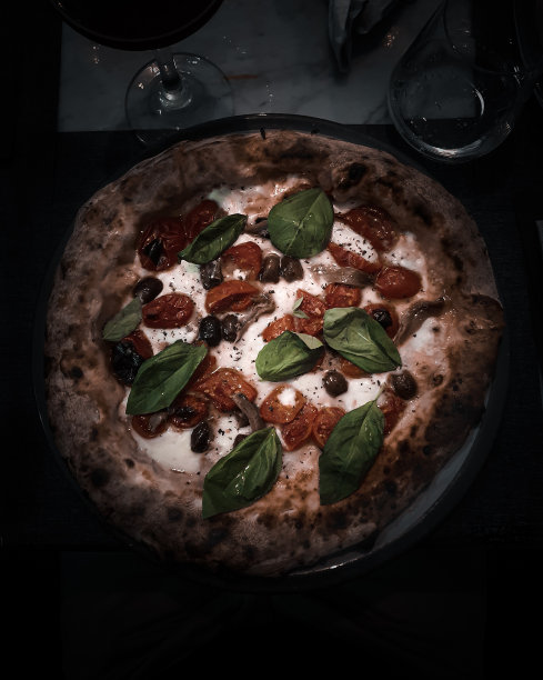 桌上披萨的特写镜头图片下载