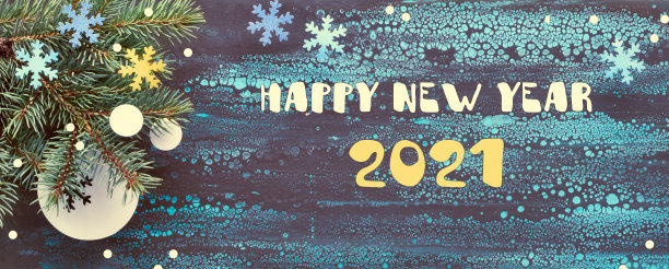 圣诞背景与冷杉树枝和纸装饰在黑暗的全景背景。短信“2021年新年快乐”图片下载