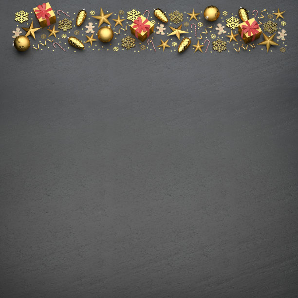 将金色的圣诞装饰品和糖果平铺在黑色的石制盘子上。在底部复制空间。图片下载