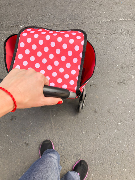 女性手握购物车的把手图片下载